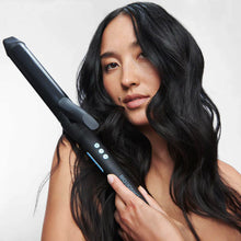 Cargar imagen en el visor de la galería, Modelo con Rizadora Bio Ionic Long Barrel Styler 1 pulgada