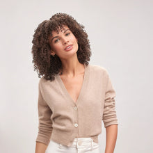 Cargar imagen en el visor de la galería, Modelo con rizos definidos por Acondicionador Ouidad Curl Quencher 250ml para hidratación del rizo.