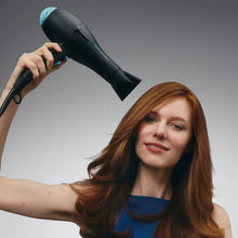 Cargar imagen en el visor de la galería, Modelo usando Secadora Bio Ionic PowerLight Dryer