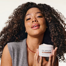 Cargar imagen en el visor de la galería, Modelo con bote Rich Hydration mascarilla 200 ml vista