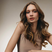 Cargar imagen en el visor de la galería, Modelo con rizos hechos con Rizadora Bio Ionic Long Barrel Styler 1 pulgada