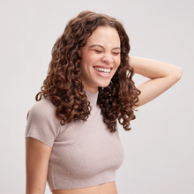 Cargar imagen en el visor de la galería, Modelo con Mascarilla Ouidad Advanced Climate Control 311g para nutrir y controlar el frizz.