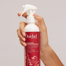 Cargar imagen en el visor de la galería, Mano usando Spray Ouidad Advanced Climate Control Flexible Holding 250ml para fijación ligera y antifrizz.