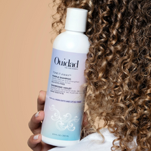 Cargar imagen en el visor de la galería, Modelo con shampoo Shampoo violeta Ouidad Advanced Climate Control 250ml para neutralizar tonos amarillos.