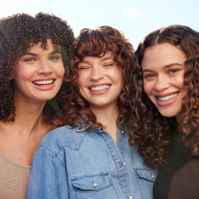 Cargar imagen en el visor de la galería, Modelos peinadas con difusores Ouidad para secadora profesional de cabello rizado.