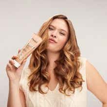 Cargar imagen en el visor de la galería, Modelo sosteniendo Gel Ouidad Curls Shaper 100ml para definir y fijar rizos.