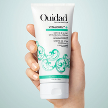 Cargar imagen en el visor de la galería, Mano agarrando Crema-gel Ouidad VitalCurl Plus 177ml para definición y brillo del rizo.