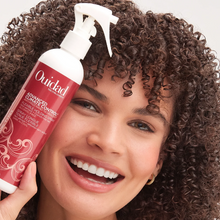 Cargar imagen en el visor de la galería, Modelo cargando Spray Ouidad Advanced Climate Control Flexible Holding 250ml para fijación ligera y antifrizz.