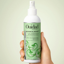 Cargar imagen en el visor de la galería, Mano sosteniendo un Spray Ouidad Botanical Boost profesional para refrescar rizos.