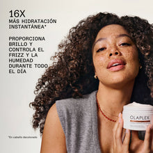 Cargar imagen en el visor de la galería, modelo cargando Mascarilla de olaplex RICH HYDRATION MASK 200 ml