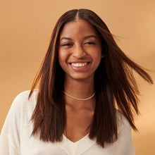 Cargar imagen en el visor de la galería, Modelo con cabello liso por Plancha Bio Ionic Goldpro Flat Iron, 1.5”
