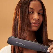 Cargar imagen en el visor de la galería, Modelo con Plancha Bio Ionic Goldpro Flat Iron, 1.5”
