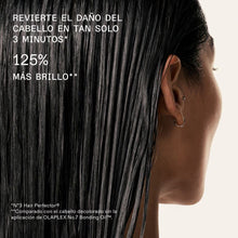 Cargar imagen en el visor de la galería, Modelo que utilizo Caja y productos del kit The Mini Essentials Set de Olaplex incluye olaplex n°3, n°4, n°5, n°7, n°6 y n°9
