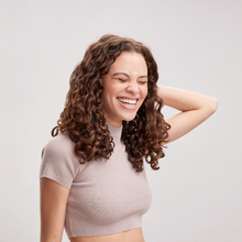 Cargar imagen en el visor de la galería, Modelo con rizos definidos por Acondicionador Ouidad Advanced Climate Control 1L para suavizar y eliminar frizz.
