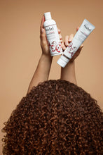 Cargar imagen en el visor de la galería, Modelo cargando Gel Ouidad Advanced Climate Control 250ml control del frizz y la humedad.

