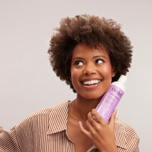 Cargar imagen en el visor de la galería, Modelo cargando Acondicionador limpiador Ouidad Coil Infusion 355ml para rizos tipo coil.
