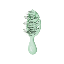 Cargar imagen en el visor de la galería, Wet Brush Go Green Mini Cepillo Detangler Green
